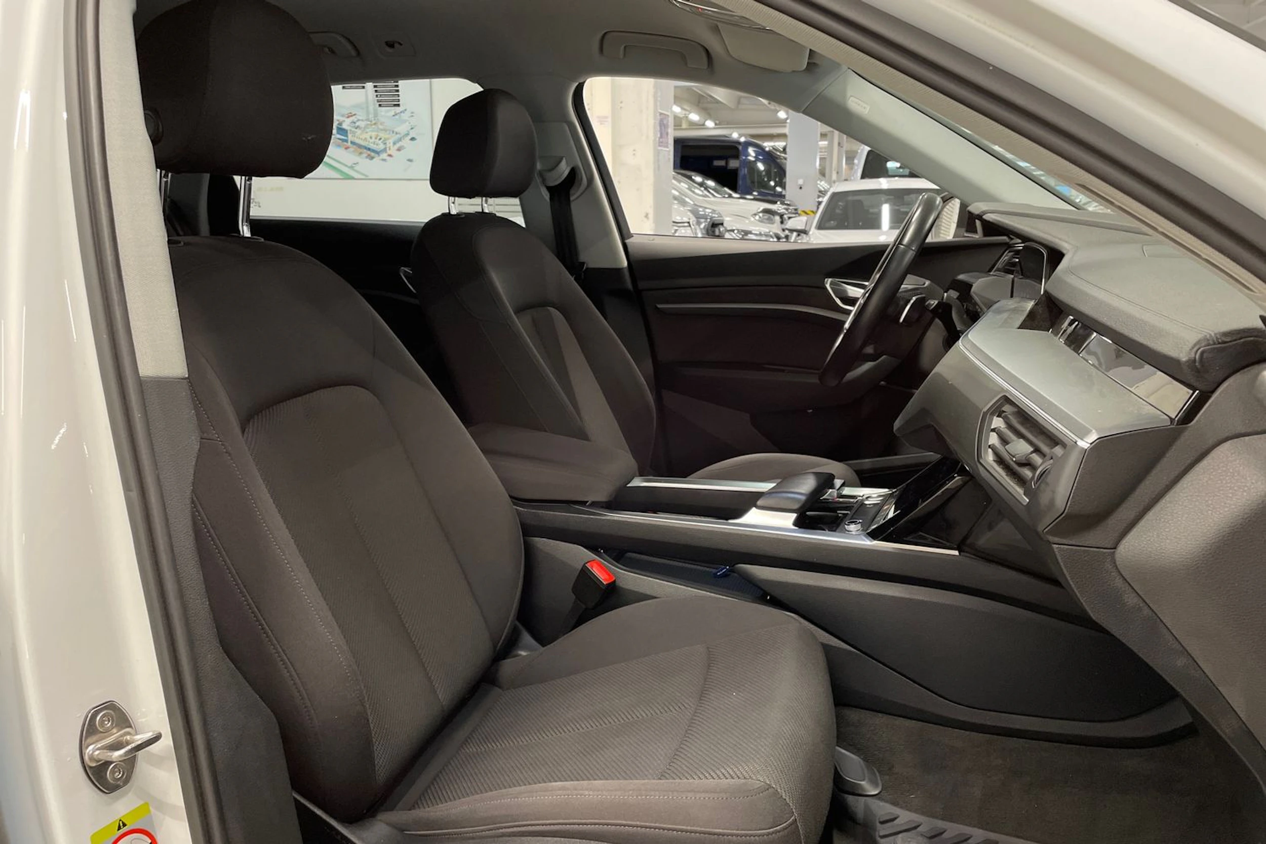 valkoinen Audi e-tron 2020 kuva 28.