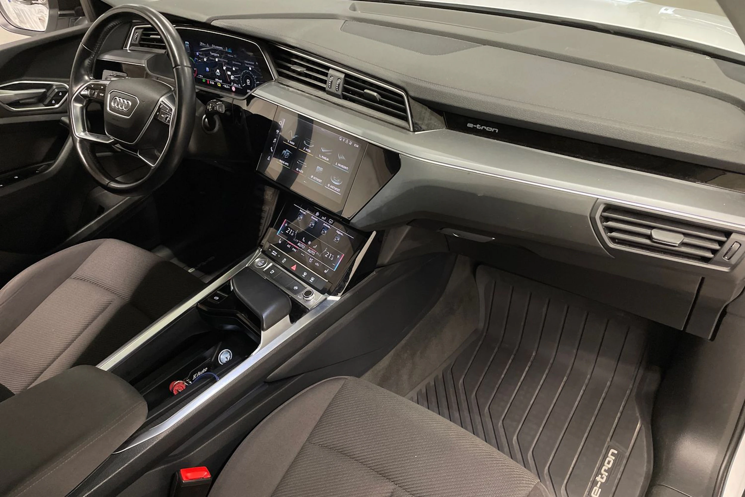valkoinen Audi e-tron 2020 kuva 29.