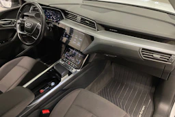 valkoinen Audi e-tron 2020 kuva 29.