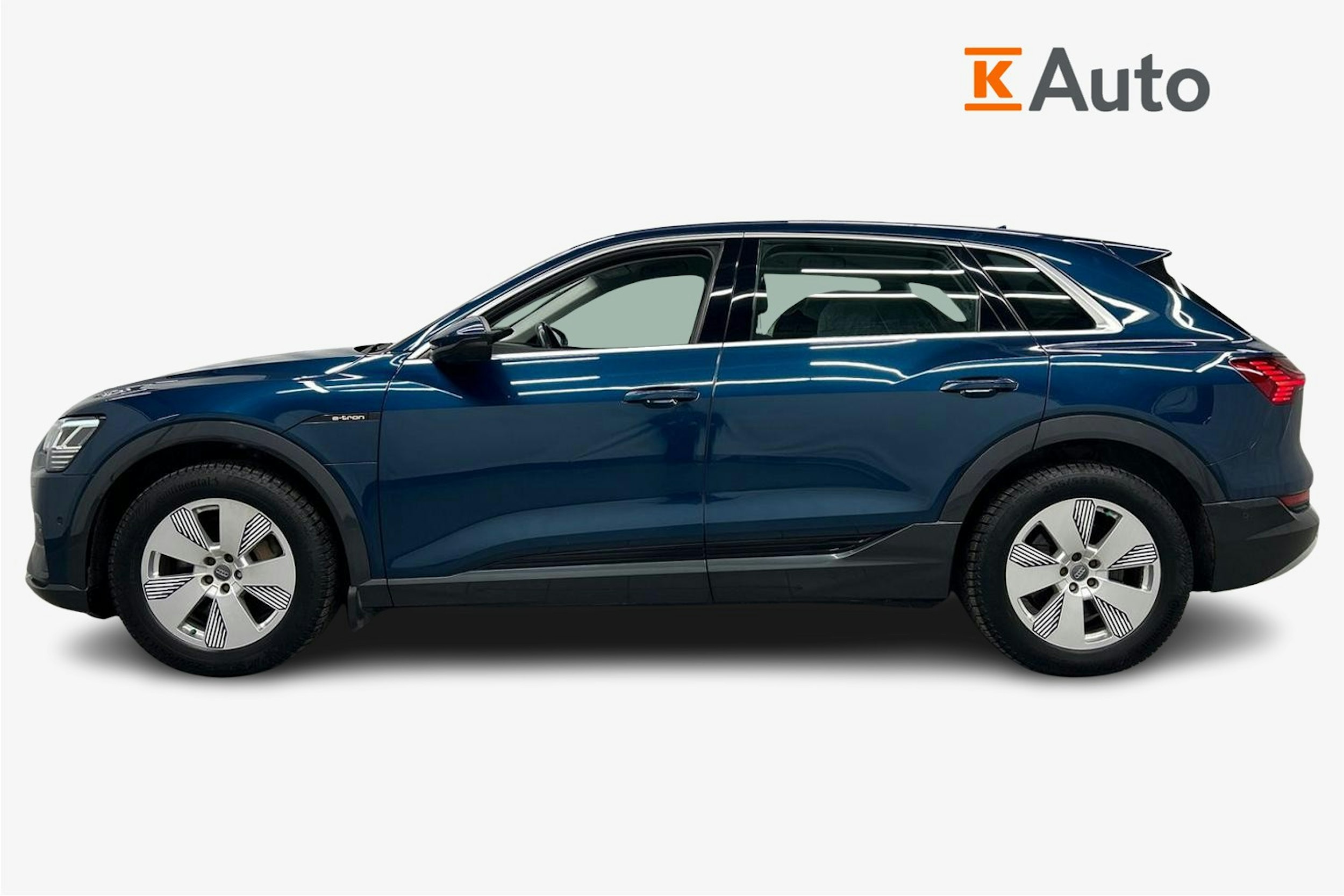 sininen Audi e-tron 2021 kuva 6.