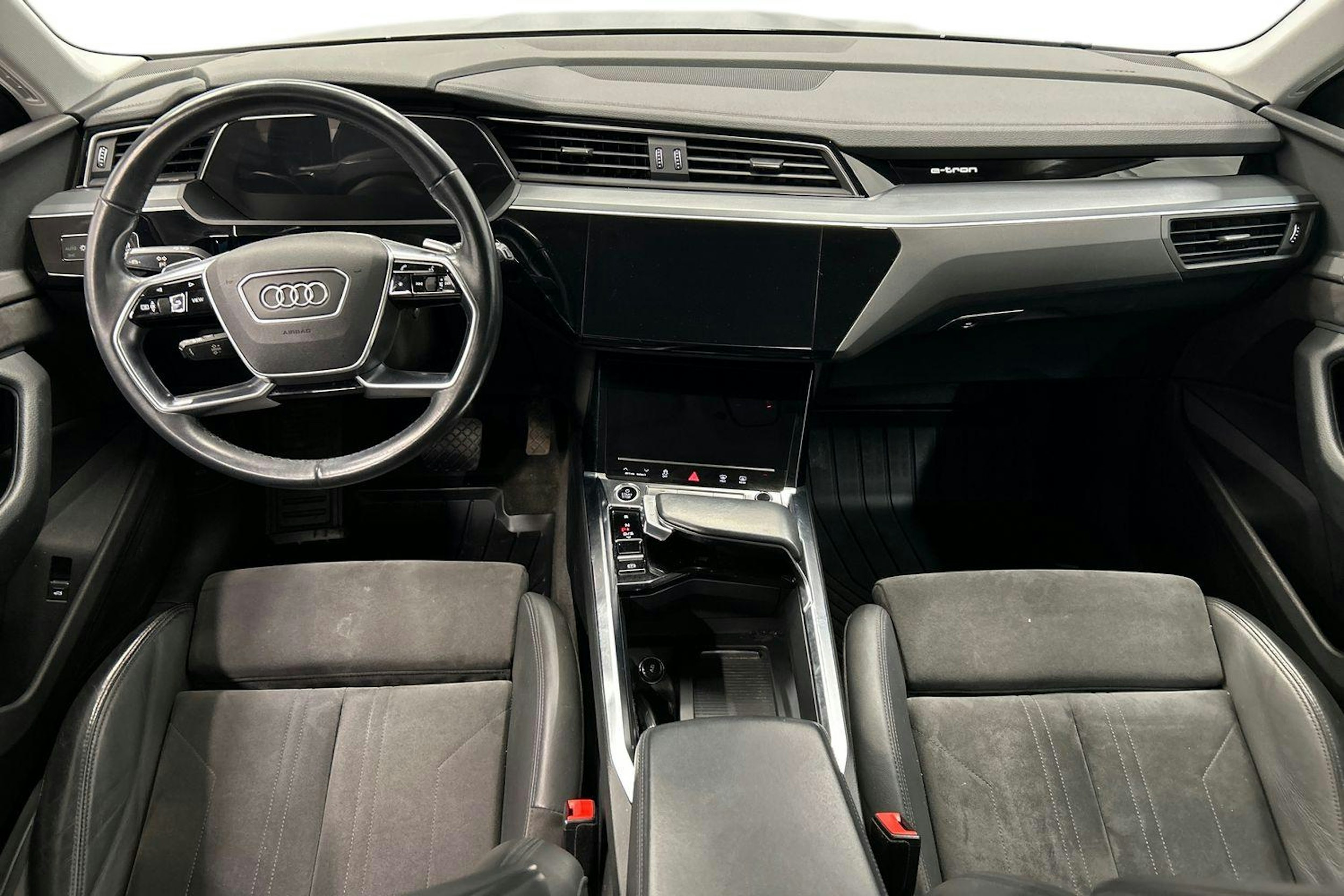 sininen Audi e-tron 2021 kuva 9.