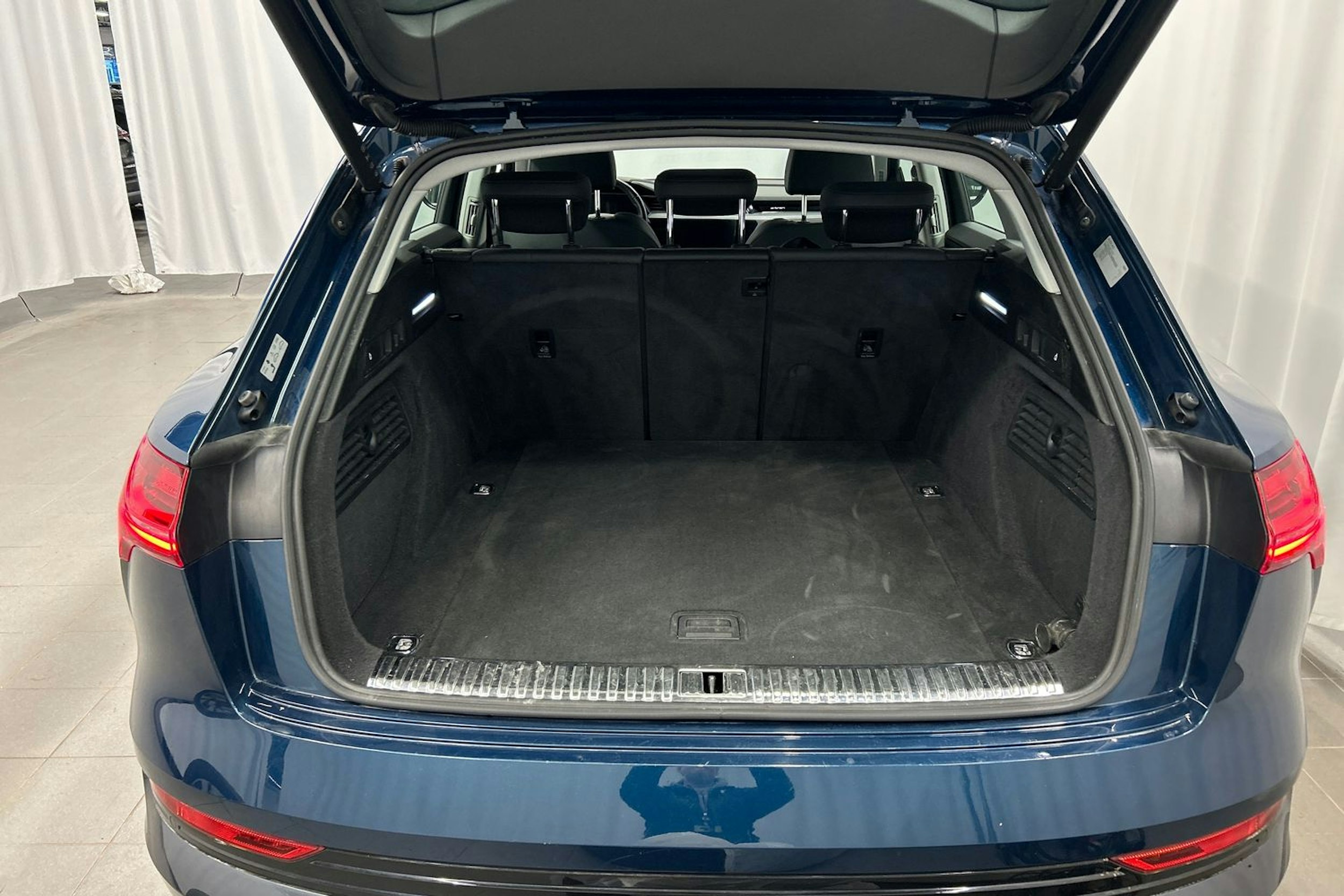 sininen Audi e-tron 2021 kuva 16.