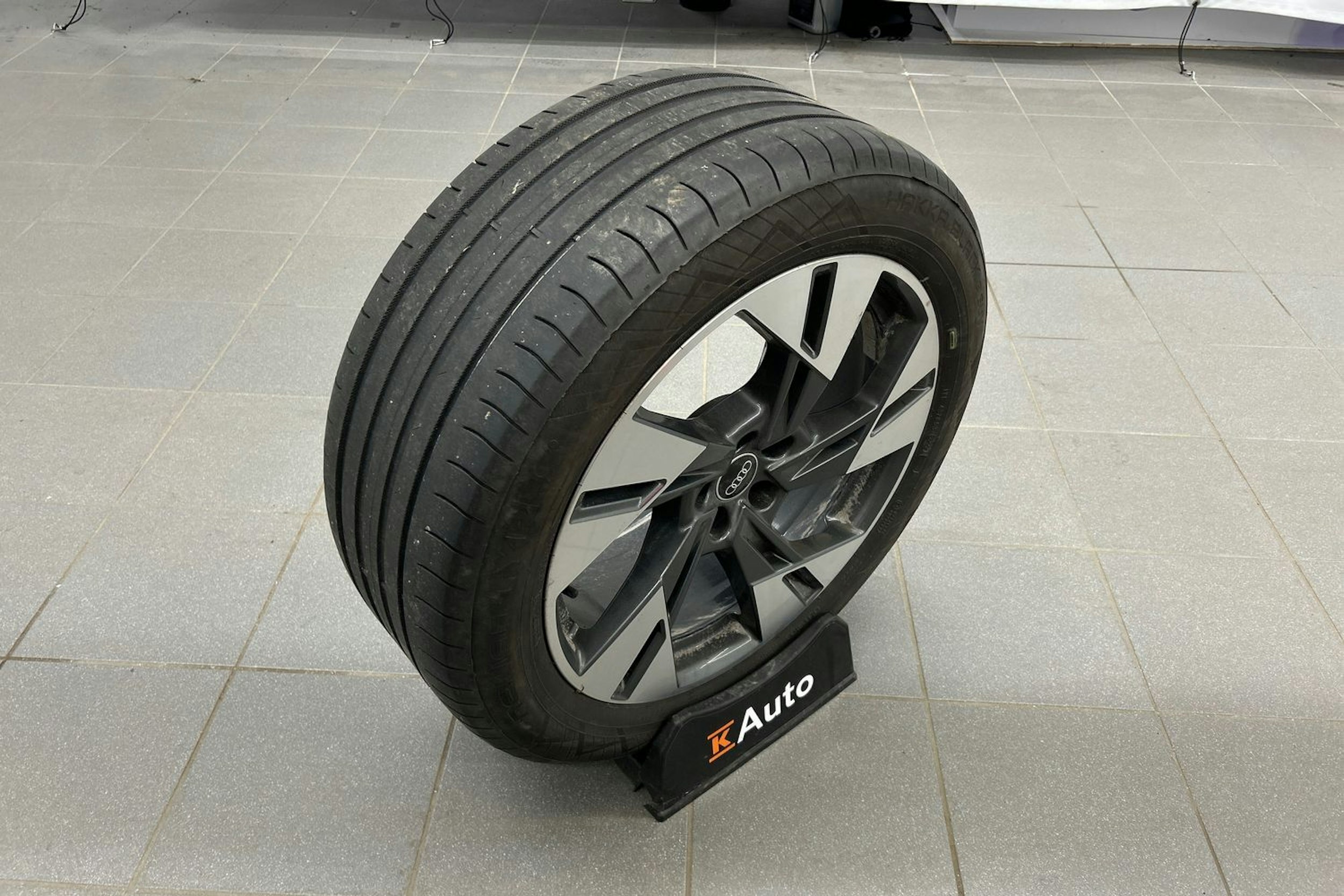 sininen Audi e-tron 2021 kuva 17.