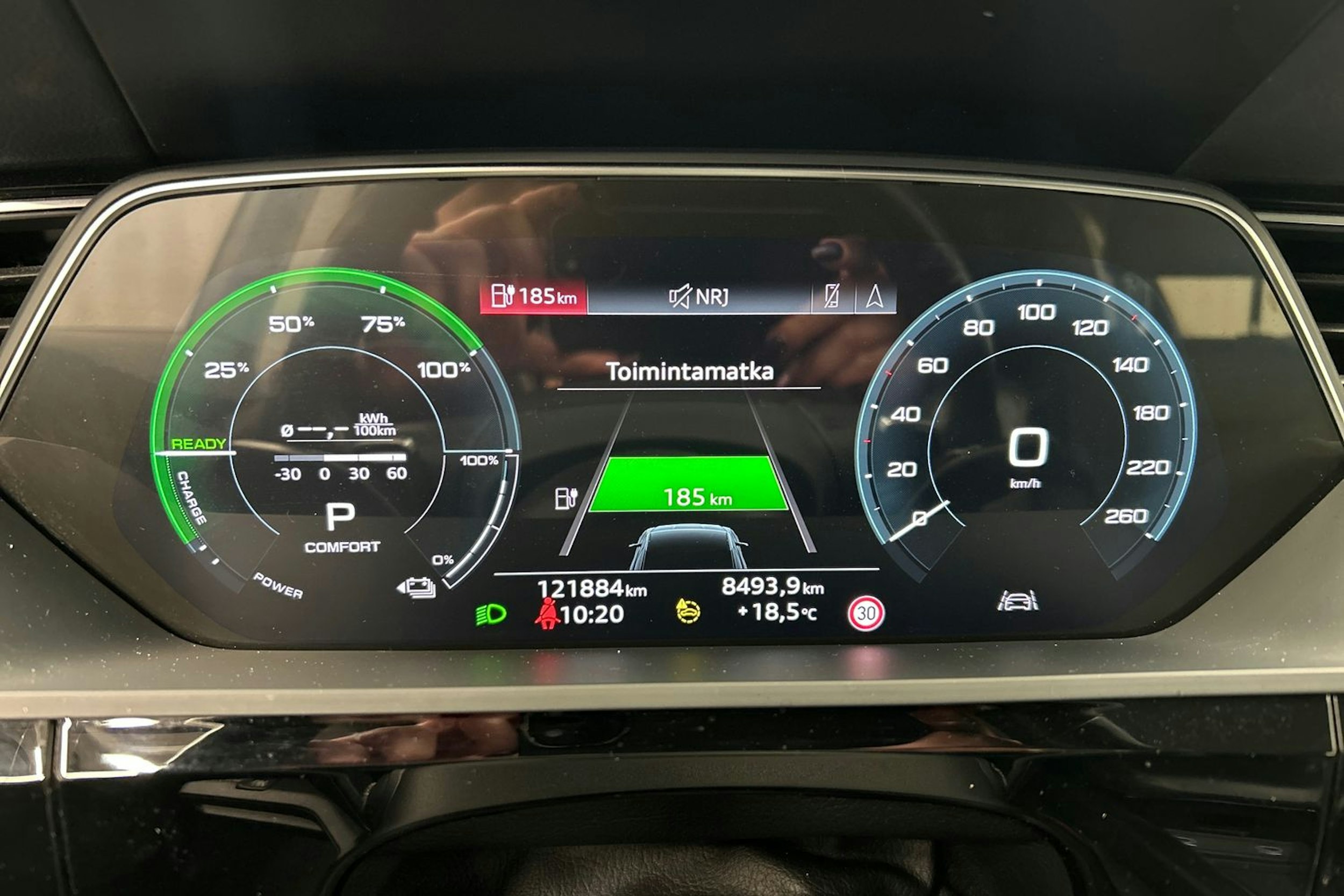 sininen Audi e-tron 2021 kuva 20.