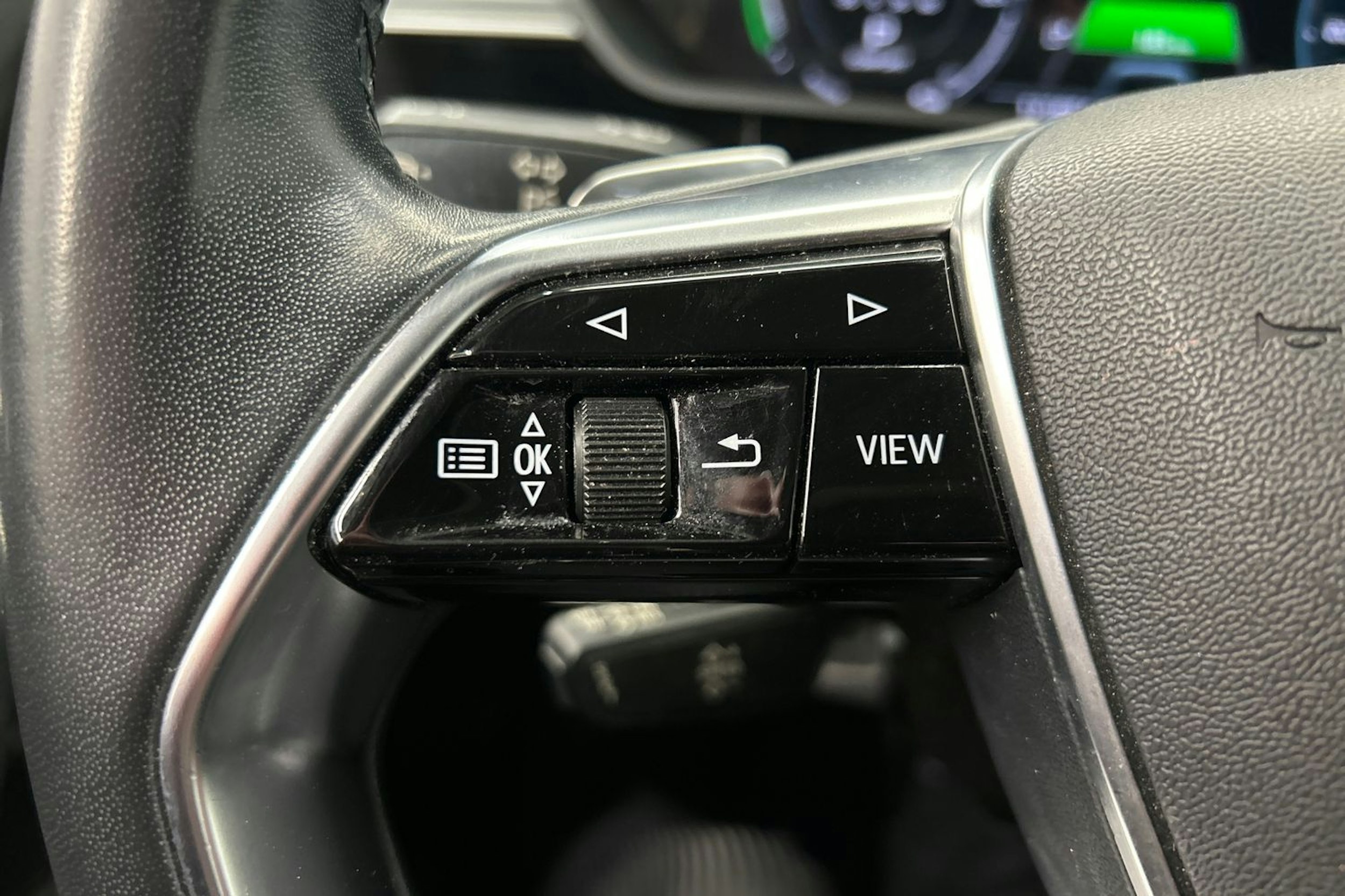 sininen Audi e-tron 2021 kuva 22.