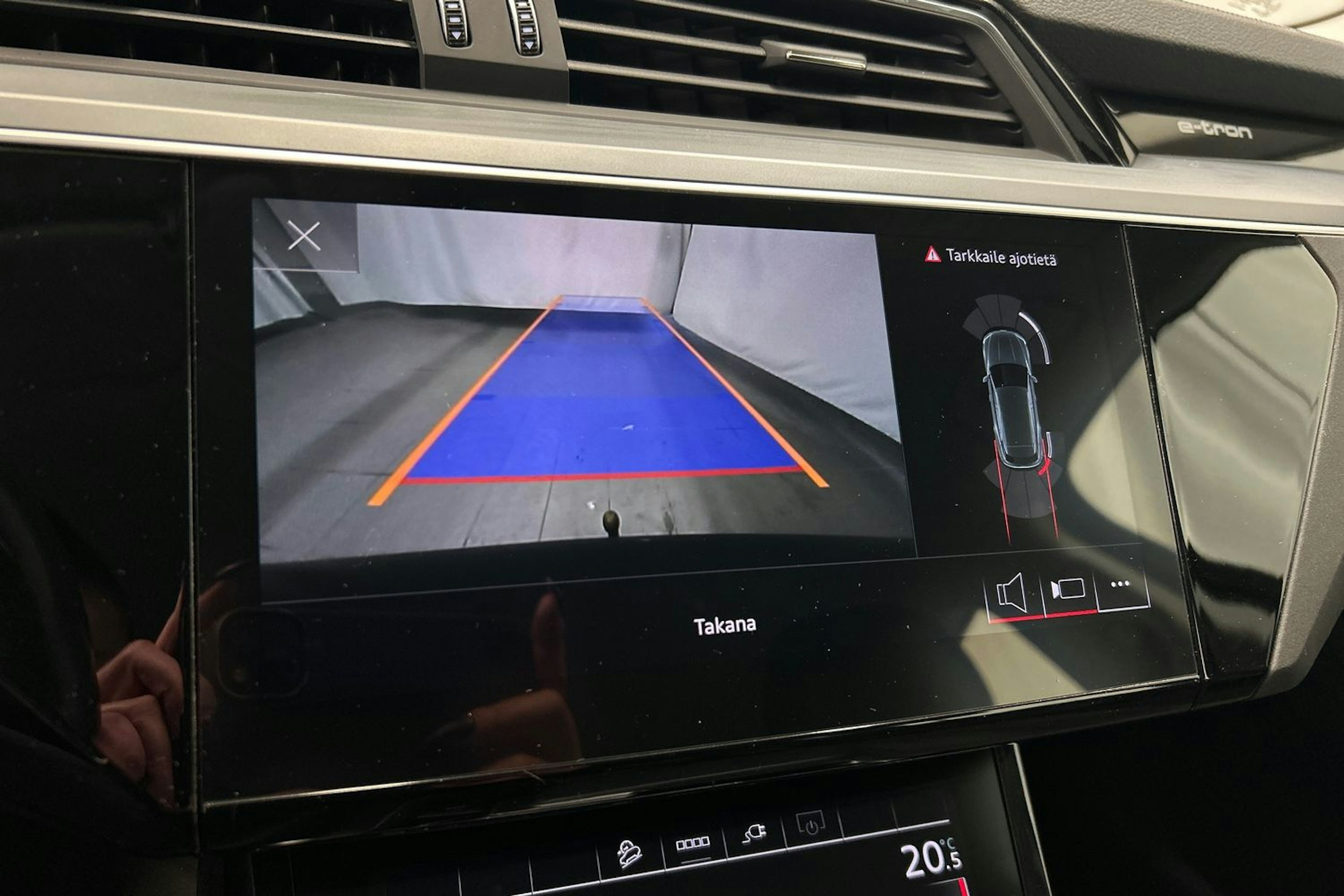 sininen Audi e-tron 2021 kuva 26.