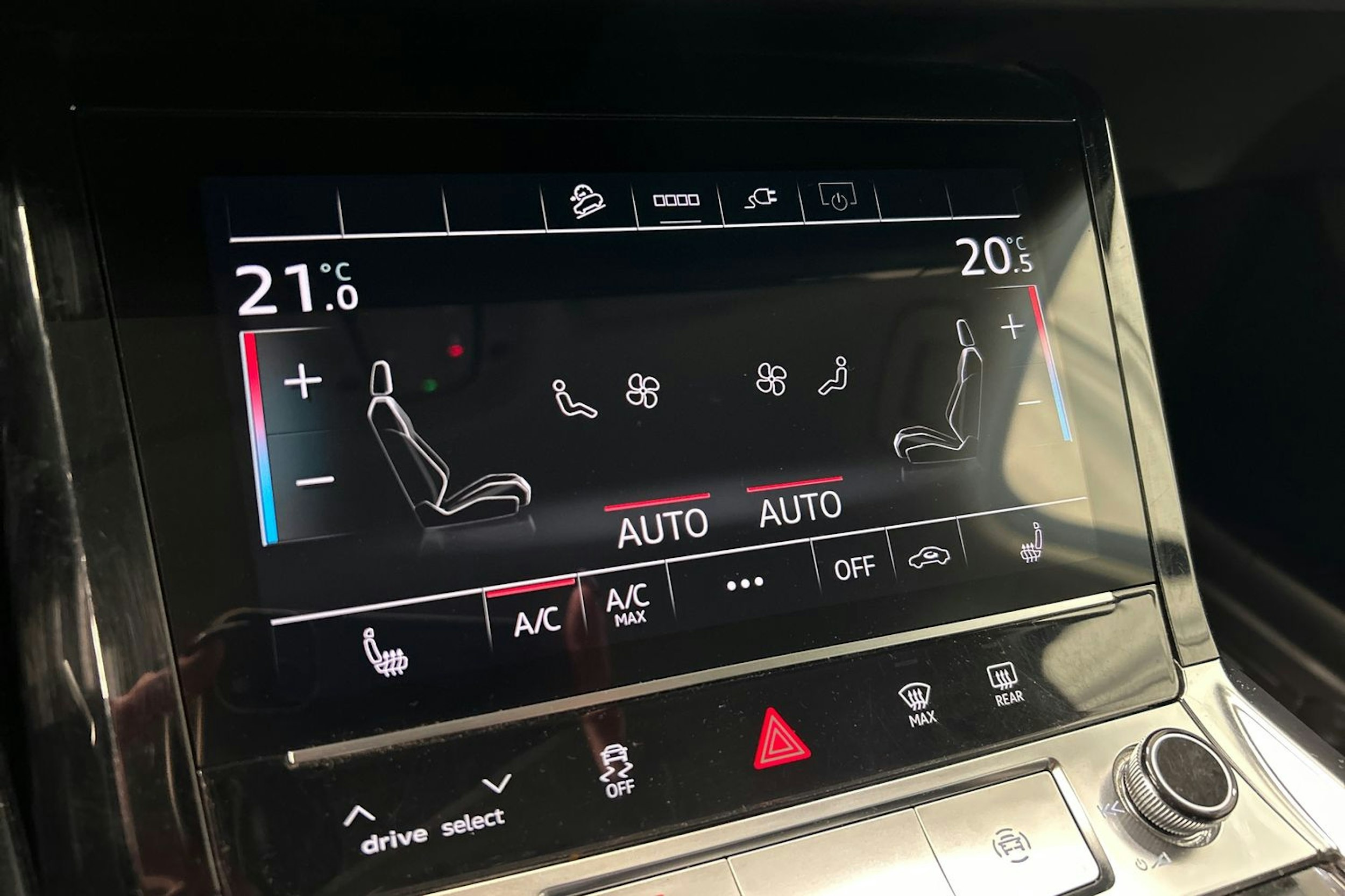 sininen Audi e-tron 2021 kuva 27.