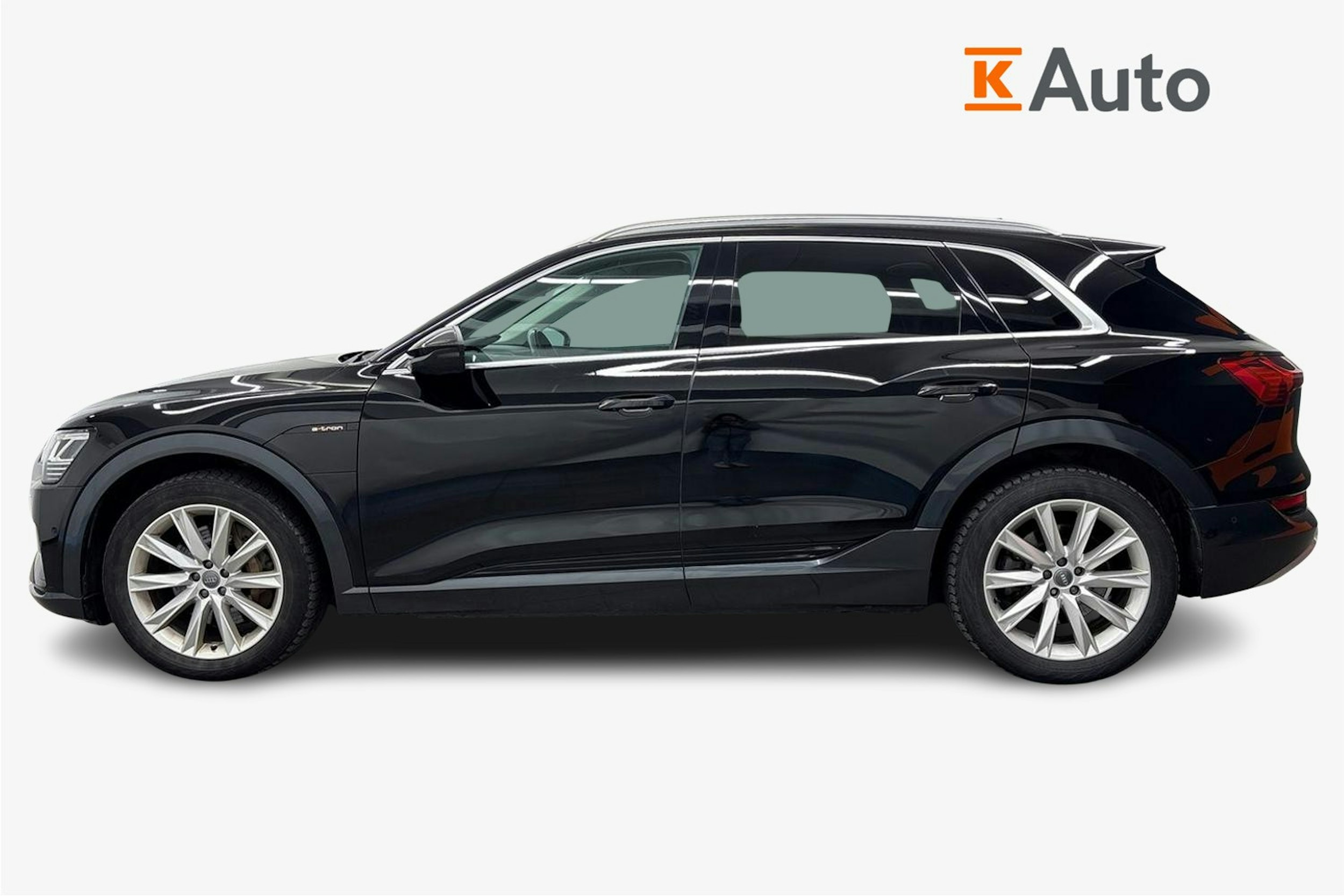 musta Audi e-tron 2020 kuva 5.