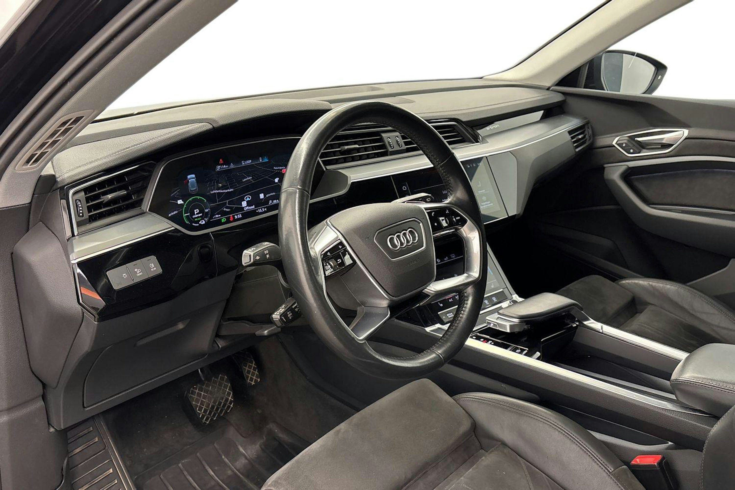 musta Audi e-tron 2020 kuva 6.