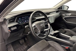 musta Audi e-tron 2020 kuva 6.