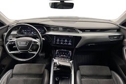 musta Audi e-tron 2020 kuva 7.