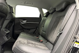 musta Audi e-tron 2020 kuva 8.