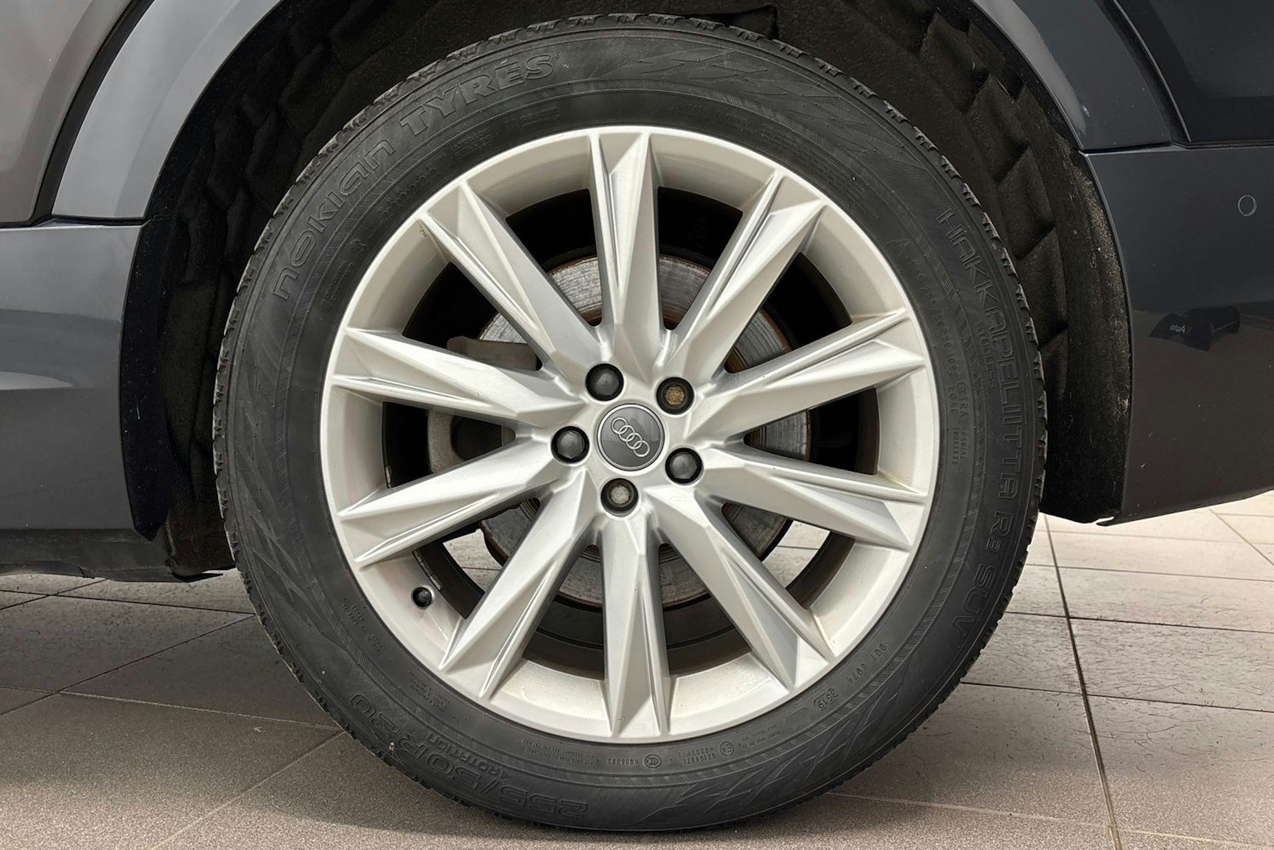 musta Audi e-tron 2020 kuva 9.