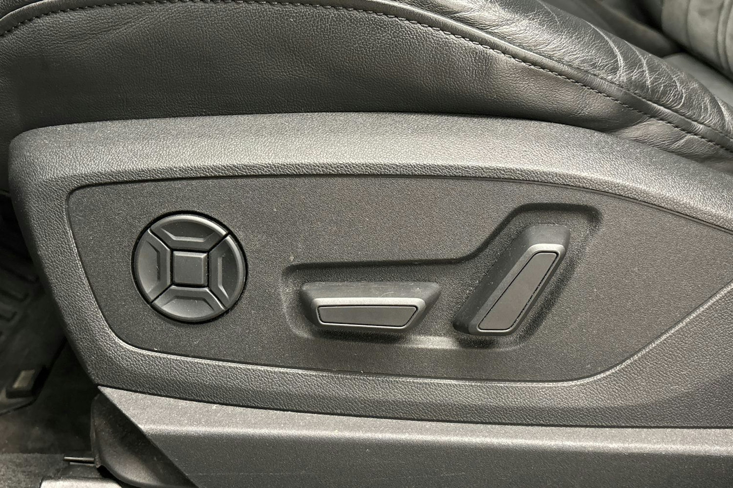 musta Audi e-tron 2020 kuva 12.