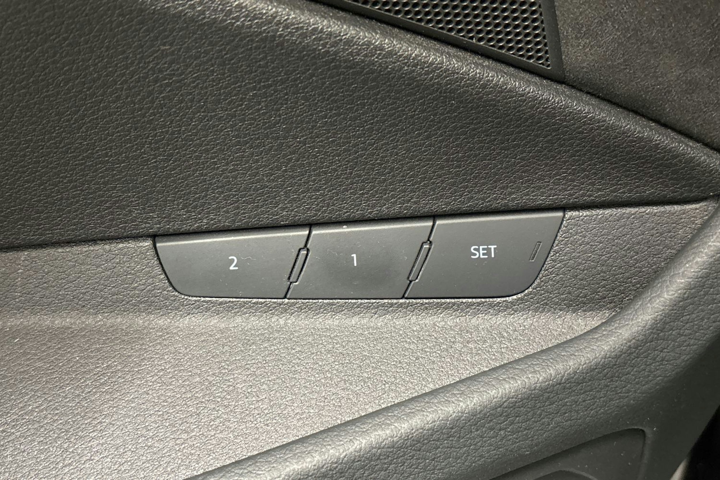 musta Audi e-tron 2020 kuva 13.