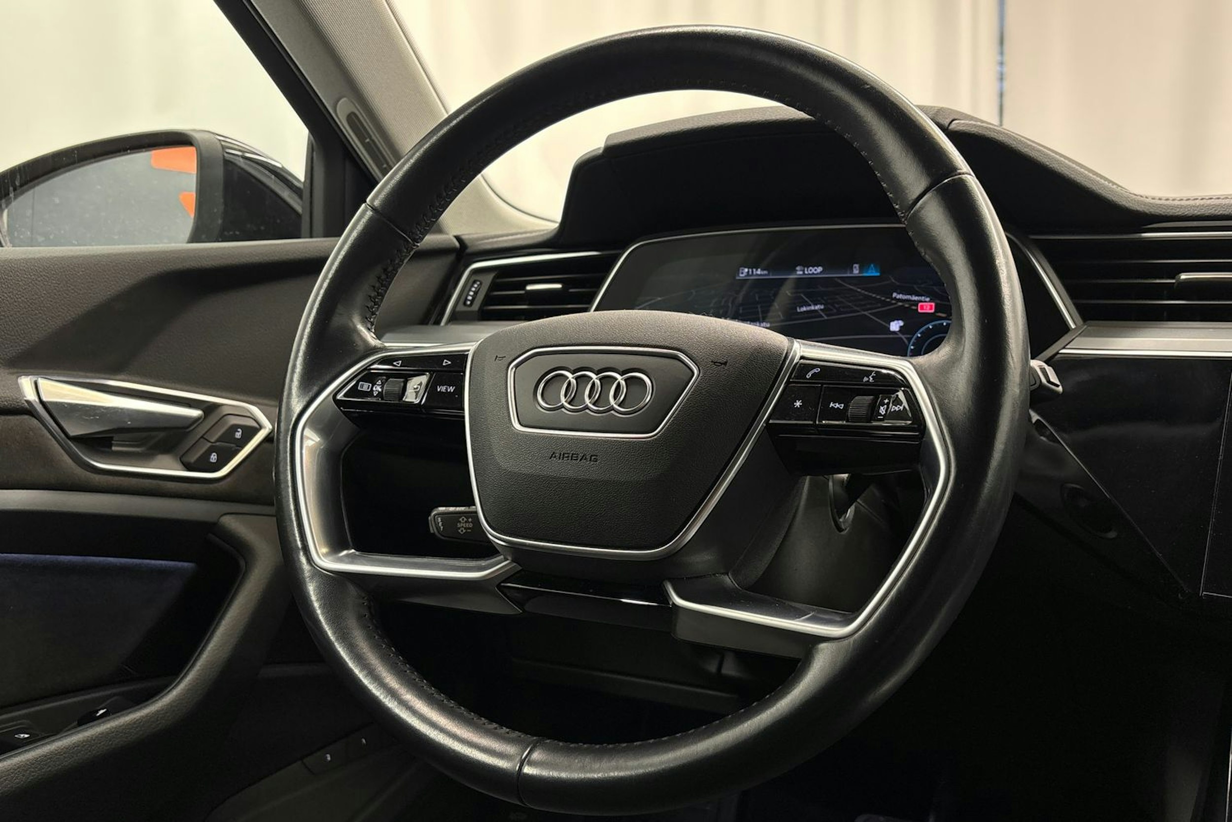 musta Audi e-tron 2020 kuva 14.