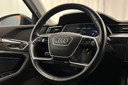 musta Audi e-tron 2020 kuva 14.
