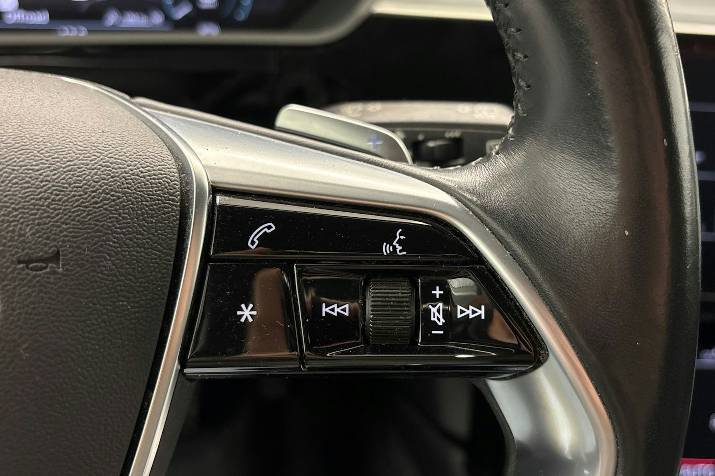 musta Audi e-tron 2020 kuva 16.