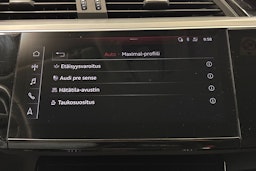 musta Audi e-tron 2020 kuva 19.