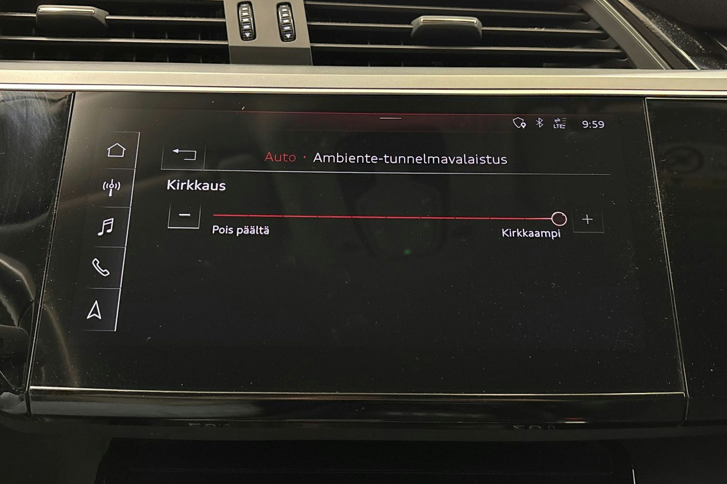 musta Audi e-tron 2020 kuva 21.