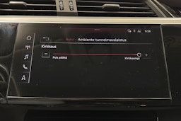 musta Audi e-tron 2020 kuva 21.