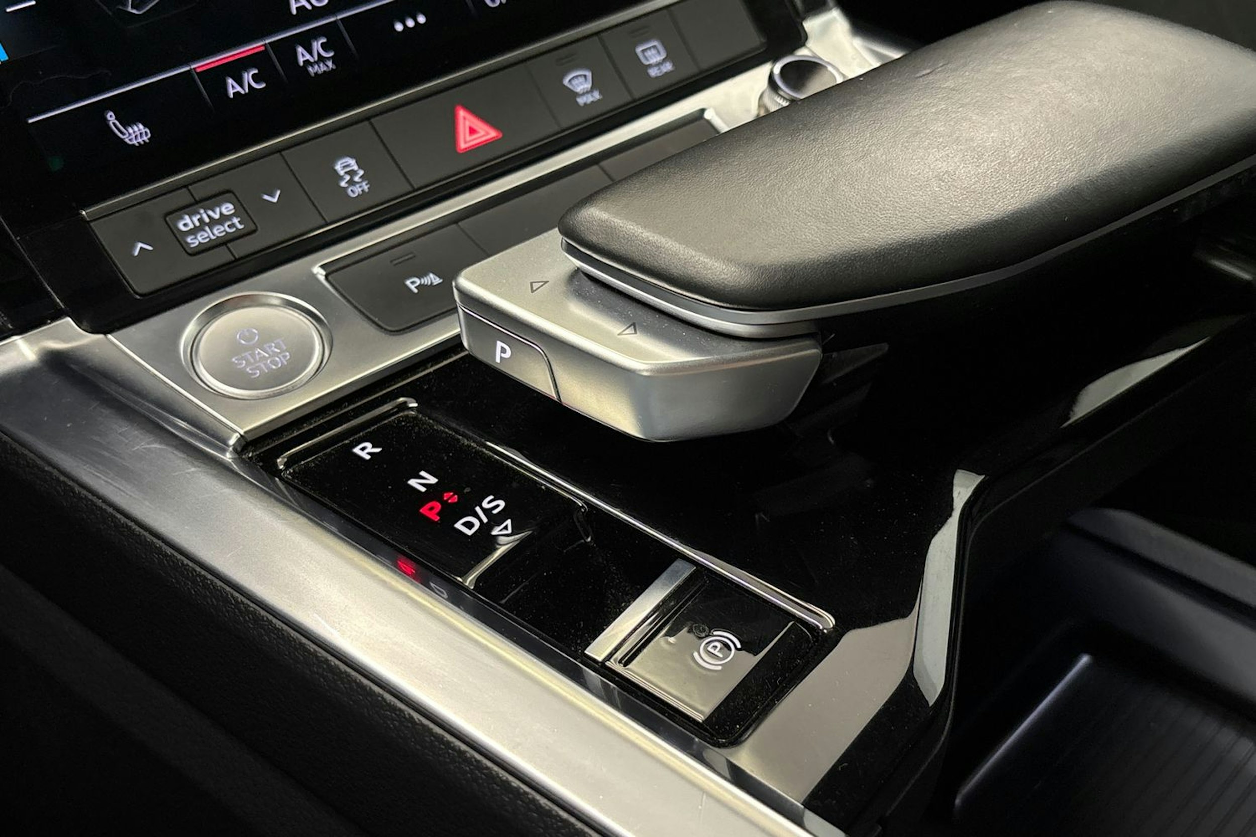 musta Audi e-tron 2020 kuva 24.