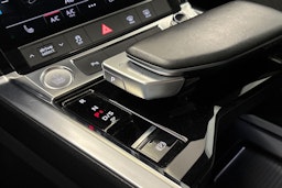 musta Audi e-tron 2020 kuva 24.