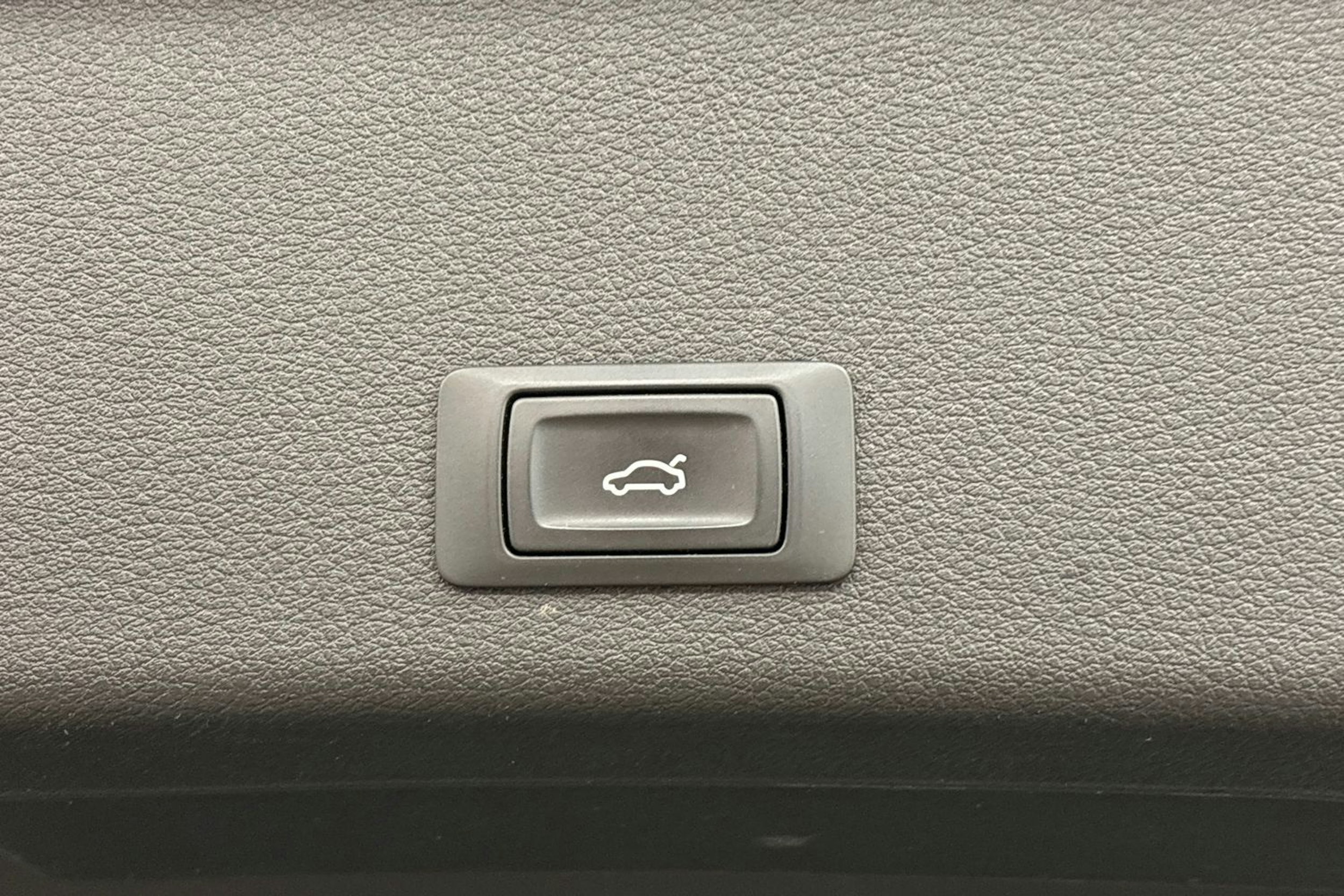musta Audi e-tron 2020 kuva 26.