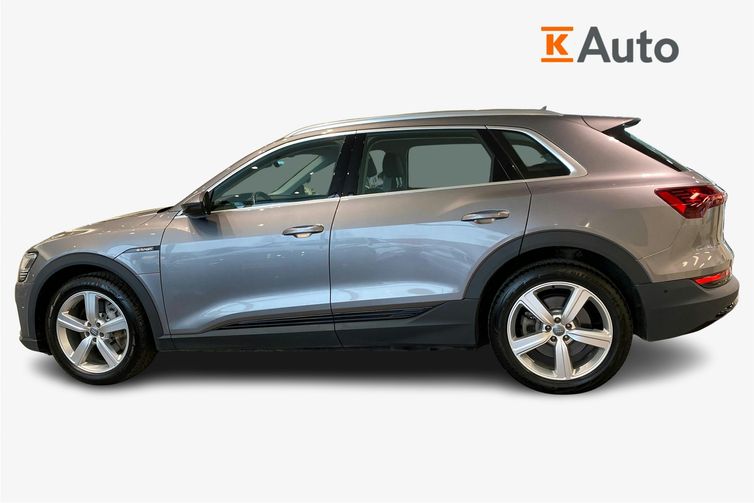 harmaa Audi e-tron 2020 kuva 6.