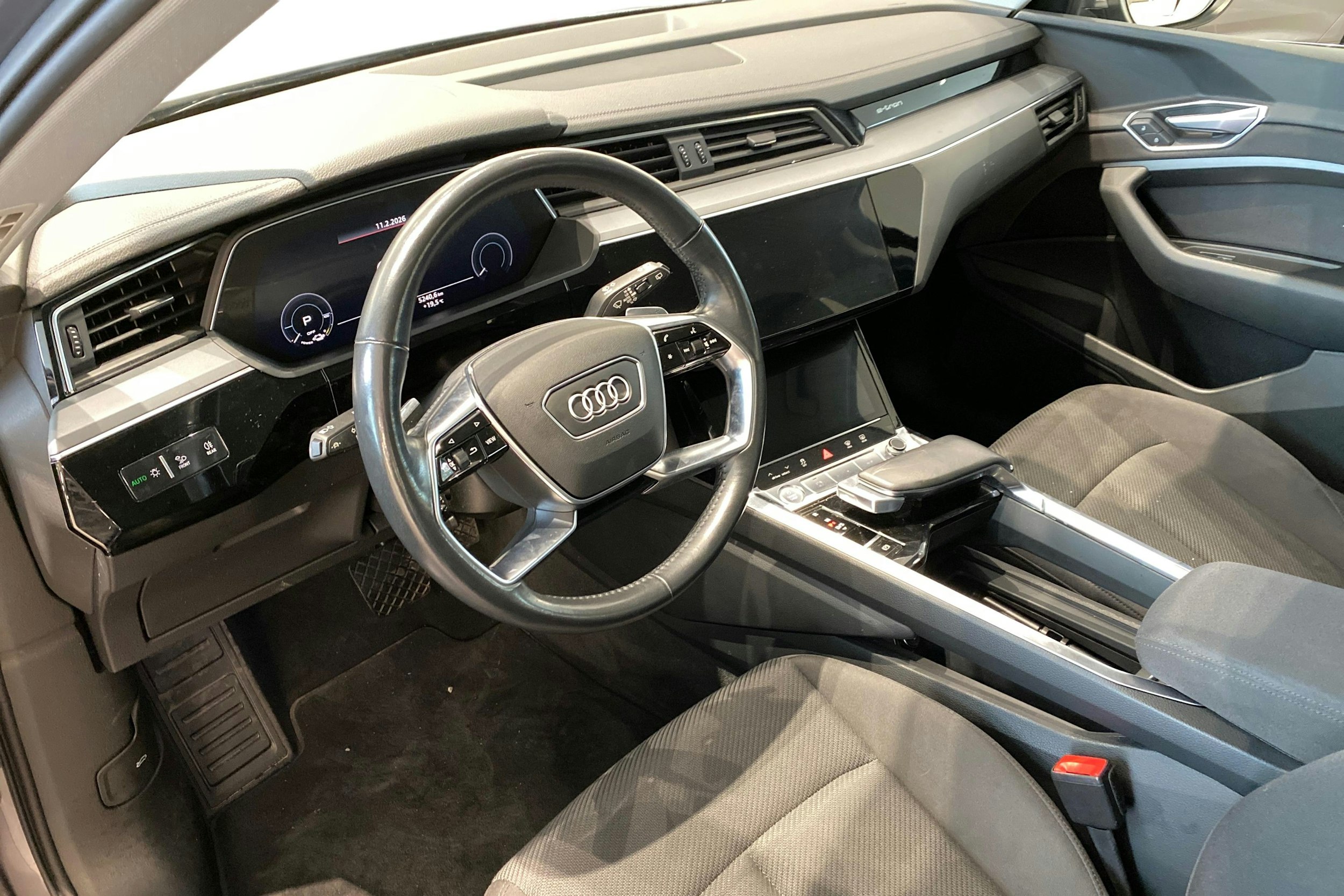 harmaa Audi e-tron 2020 kuva 7.