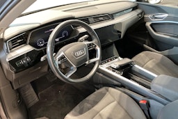 harmaa Audi e-tron 2020 kuva 7.