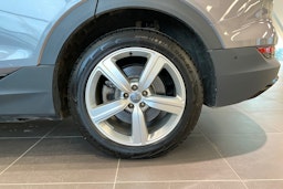 harmaa Audi e-tron 2020 kuva 13.