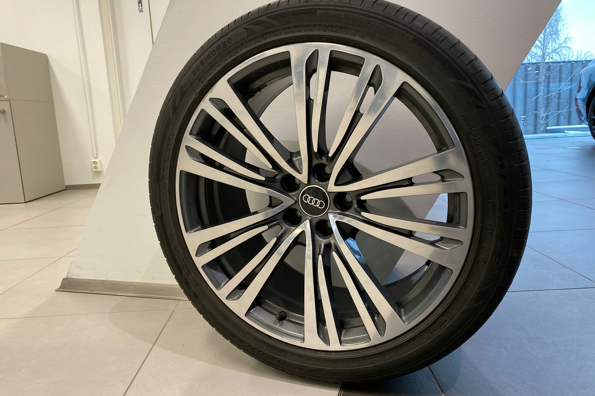 harmaa Audi e-tron 2020 kuva 20.