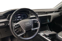 musta Audi e-tron 2020 kuva 3.