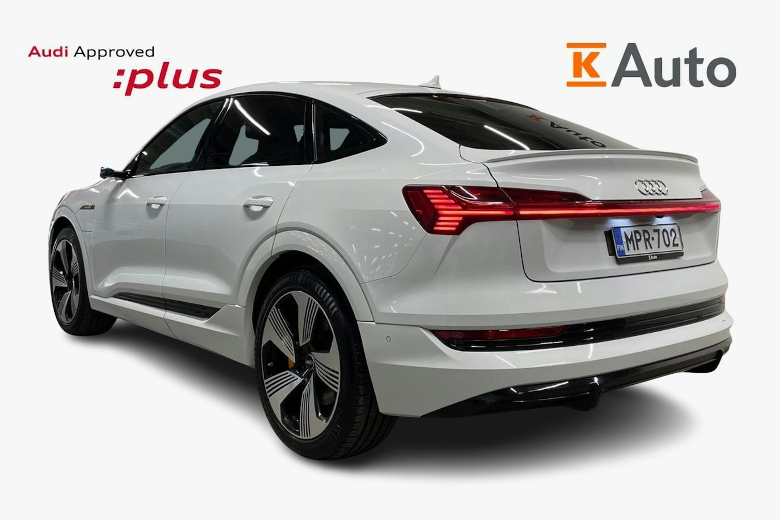 Valkoinen Audi e-tron 2020 kuva 2.