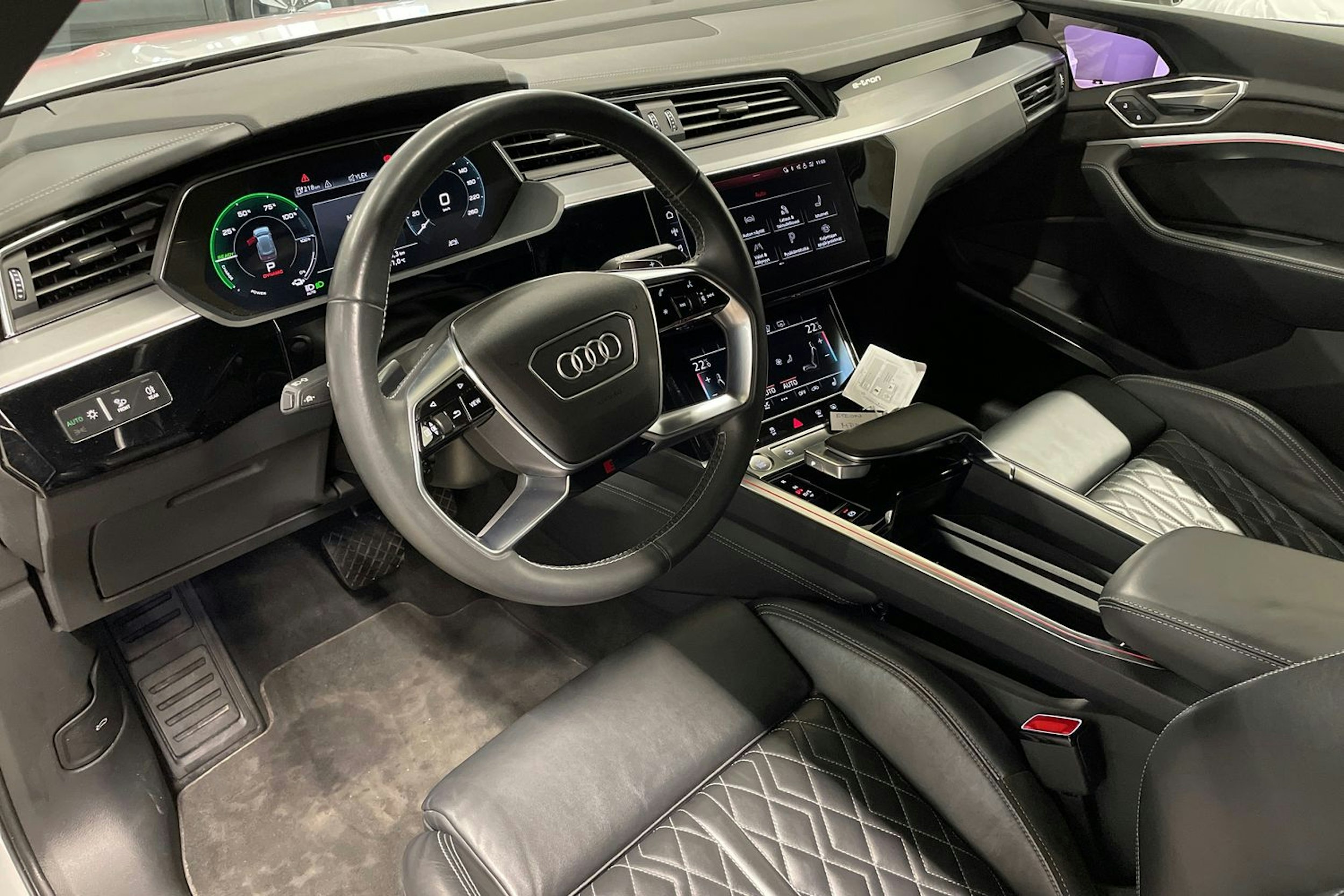 Valkoinen Audi e-tron 2020 kuva 7.