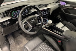 Valkoinen Audi e-tron 2020 kuva 7.