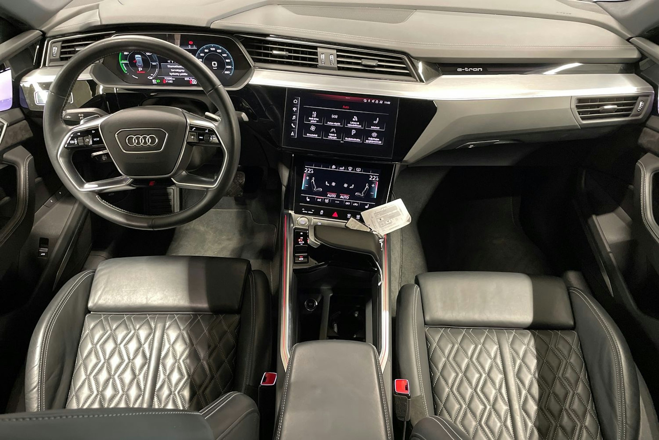 Valkoinen Audi e-tron 2020 kuva 9.