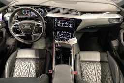 Valkoinen Audi e-tron 2020 kuva 9.