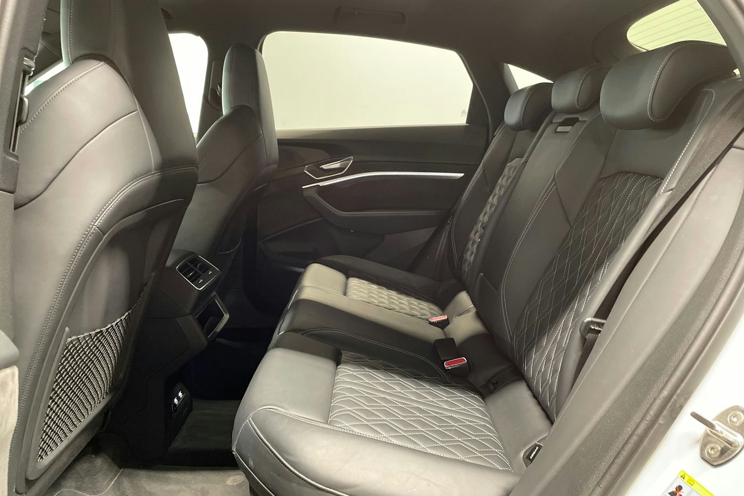 Valkoinen Audi e-tron 2020 kuva 10.