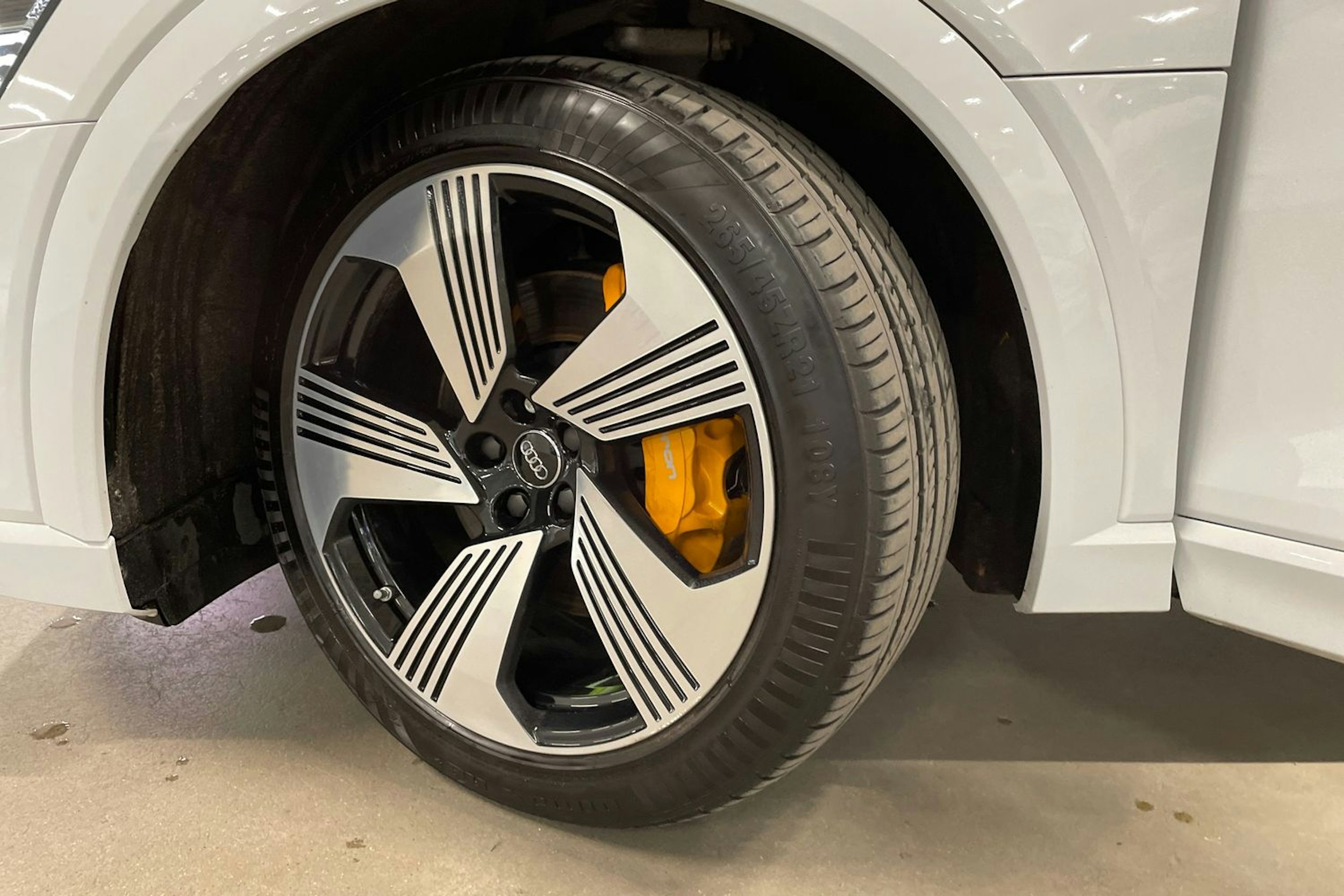 Valkoinen Audi e-tron 2020 kuva 12.