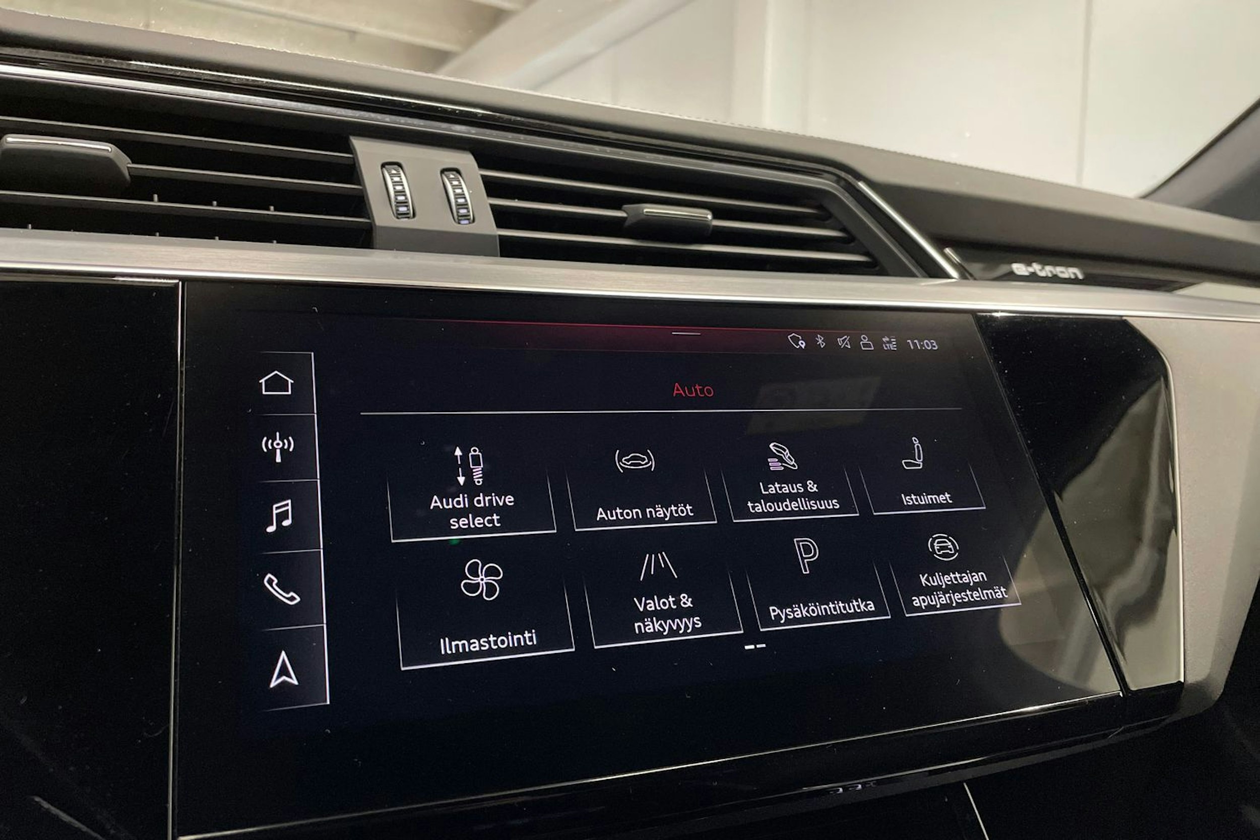 Valkoinen Audi e-tron 2020 kuva 15.