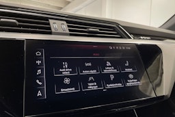 Valkoinen Audi e-tron 2020 kuva 15.