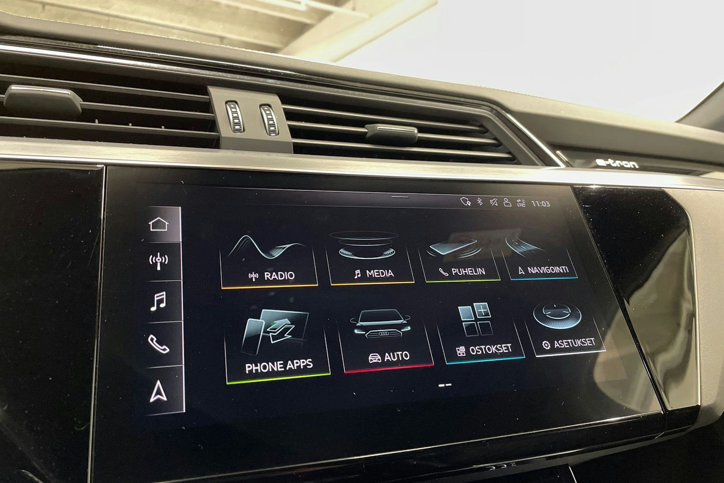 Valkoinen Audi e-tron 2020 kuva 16.