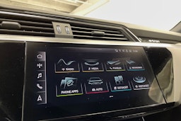 Valkoinen Audi e-tron 2020 kuva 16.
