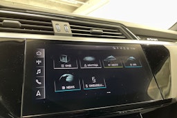 Valkoinen Audi e-tron 2020 kuva 17.