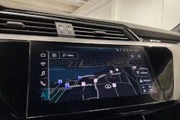 Valkoinen Audi e-tron 2020 kuva 18.