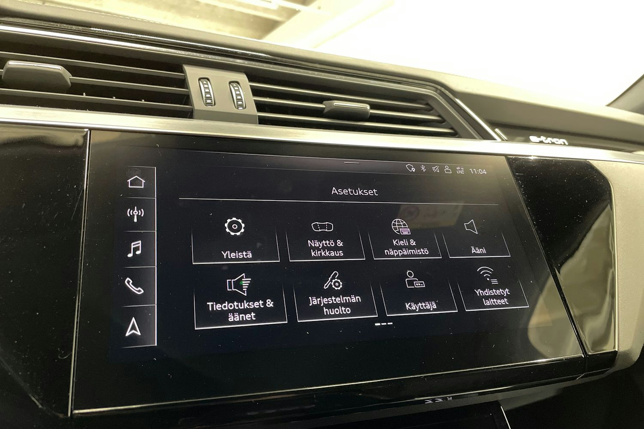 Valkoinen Audi e-tron 2020 kuva 19.