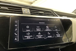Valkoinen Audi e-tron 2020 kuva 19.