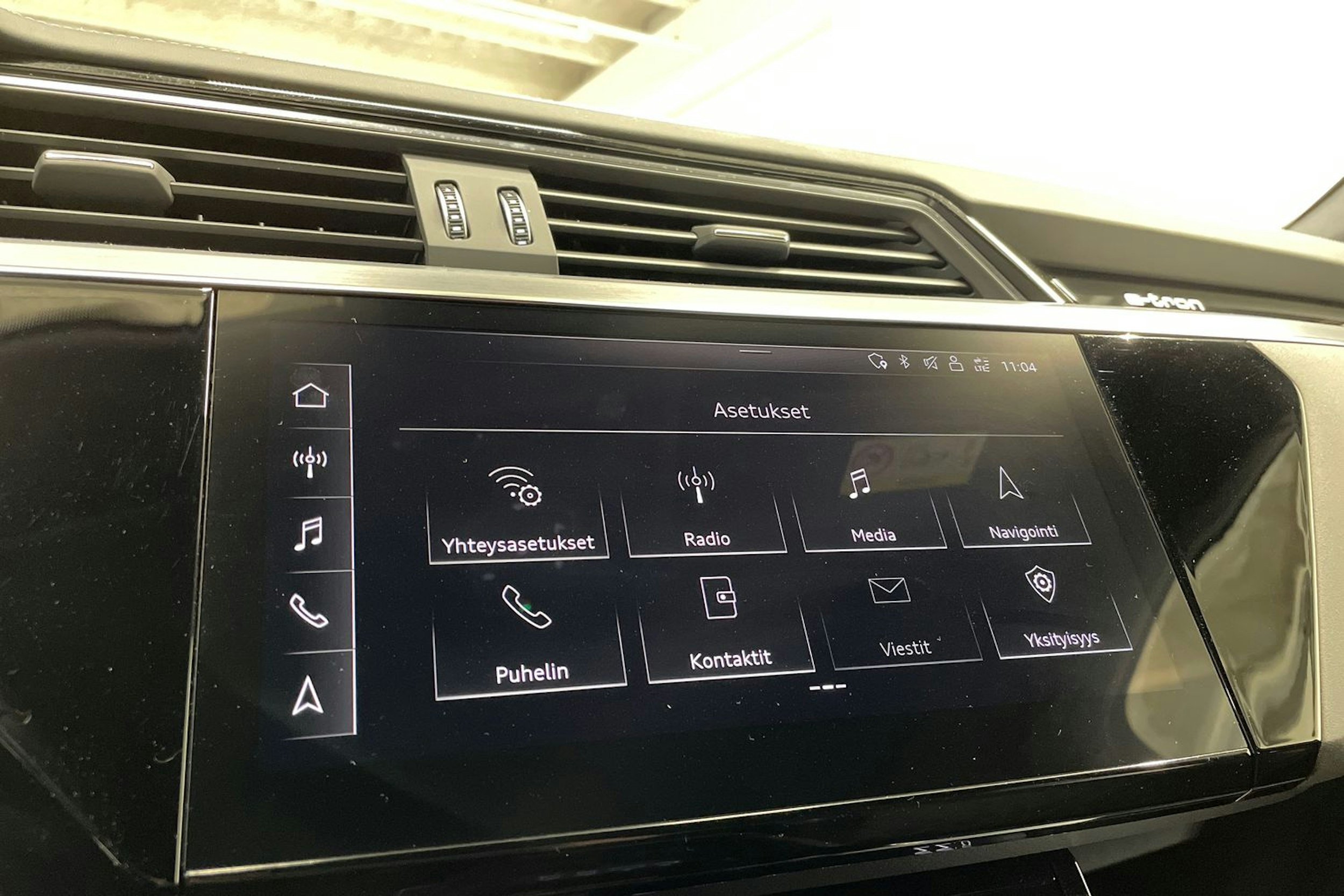 Valkoinen Audi e-tron 2020 kuva 20.